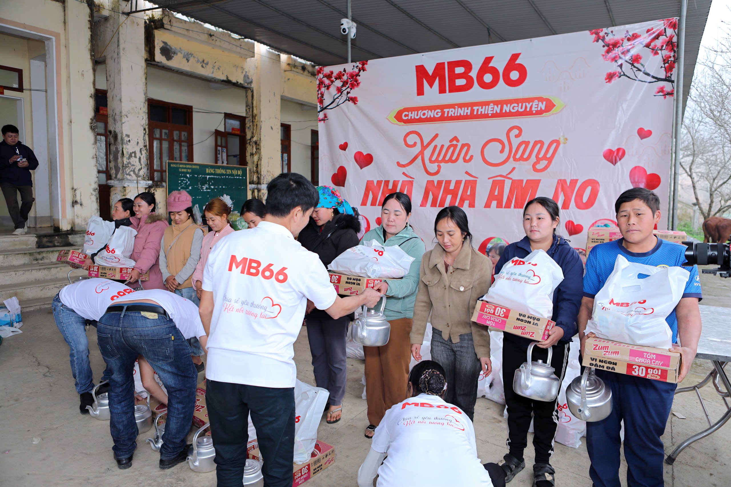 Nhiều phần quà được gửi tặng đến bà con tại Nghệ An