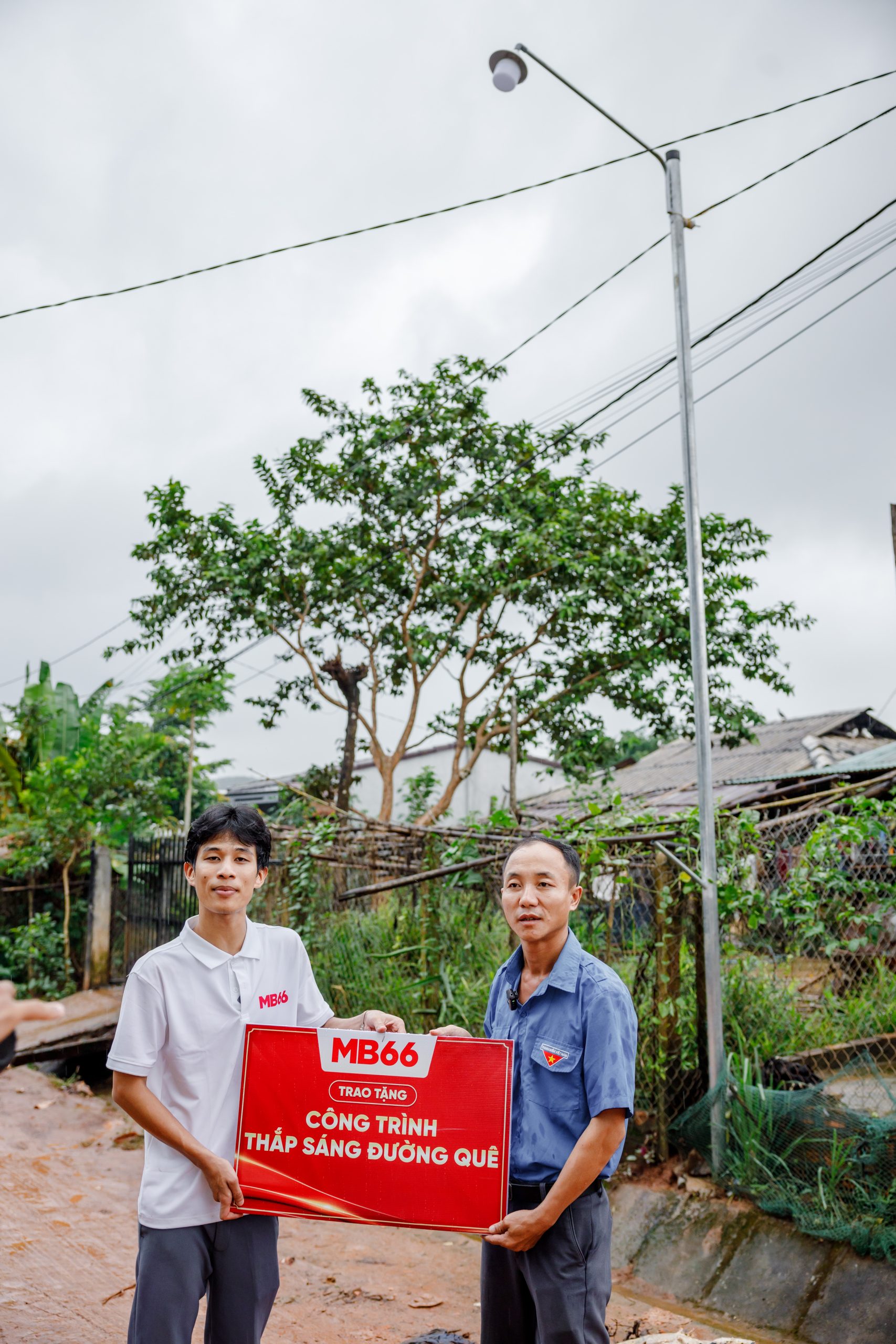 MB66 trao tặng công trình thắp sáng đường quê