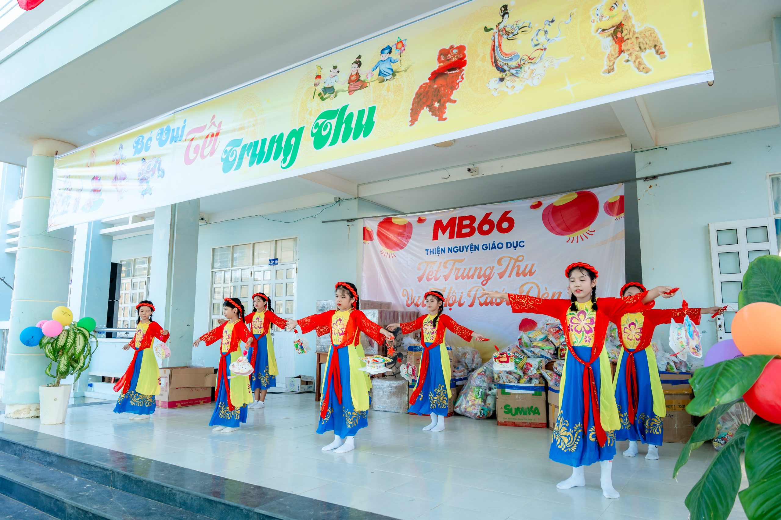 Các em học sinh biểu diễn văn nghệ tại chương trình Trung thu