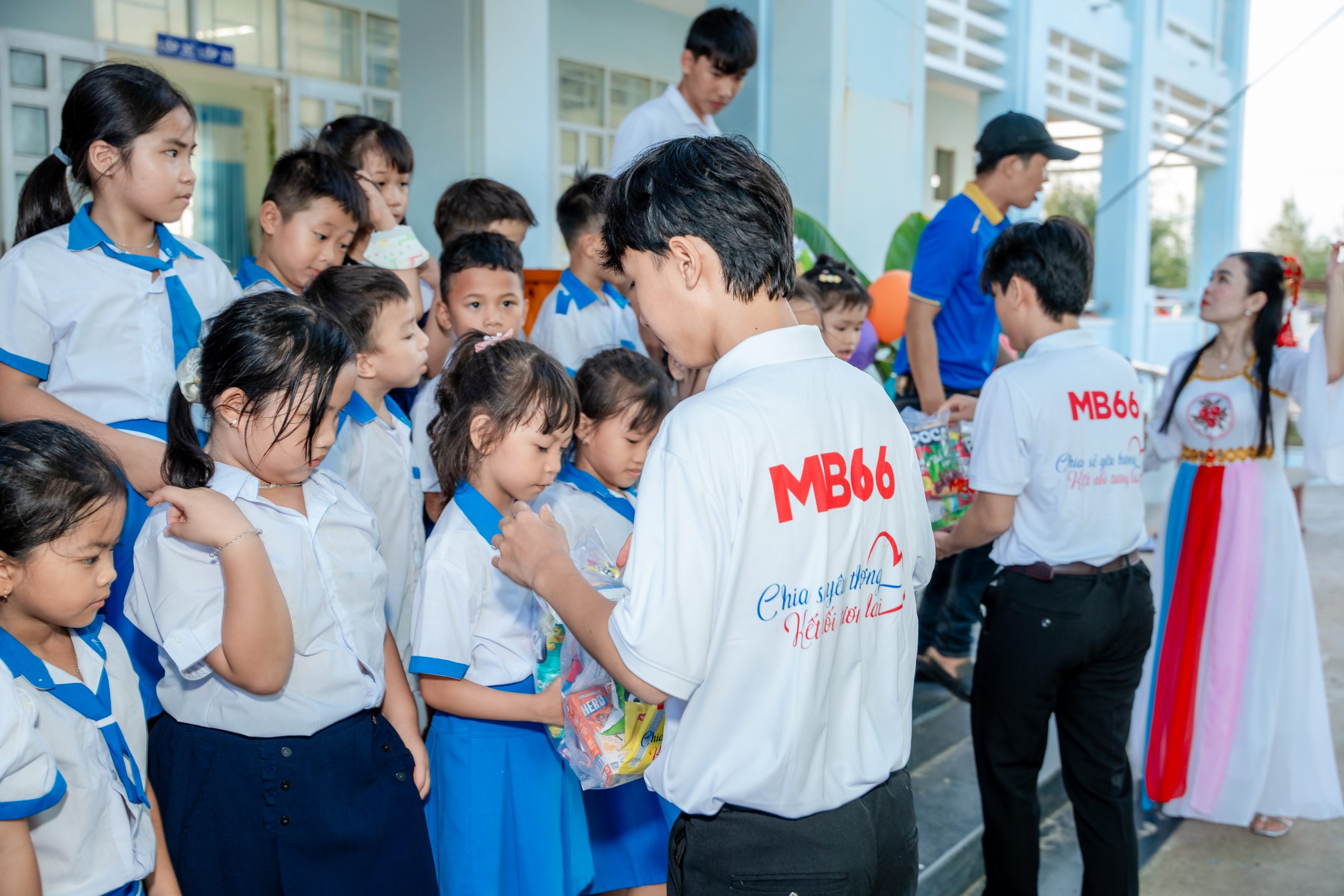 Các phần quà nhỏ được trao tận tay các em học sinh