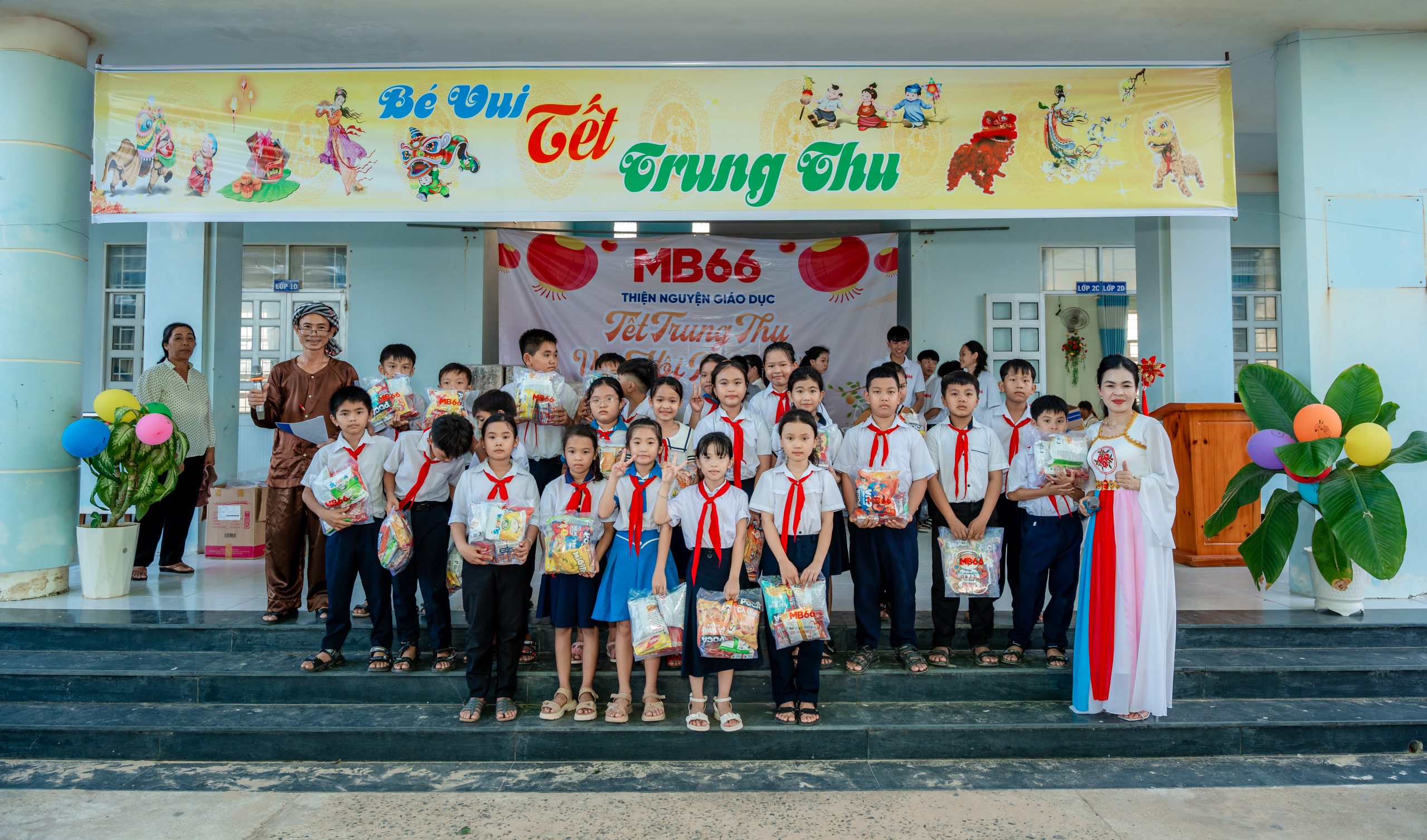 Các em nhỏ vui vẻ nhận quà từ chương trình