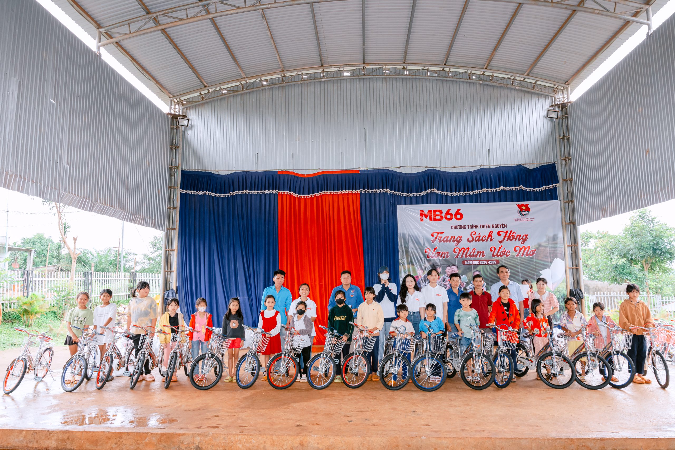 Hình ảnh MB66 trao tặng xe đạp học sinh cho các em nhỏ có thành tích học tập tốt