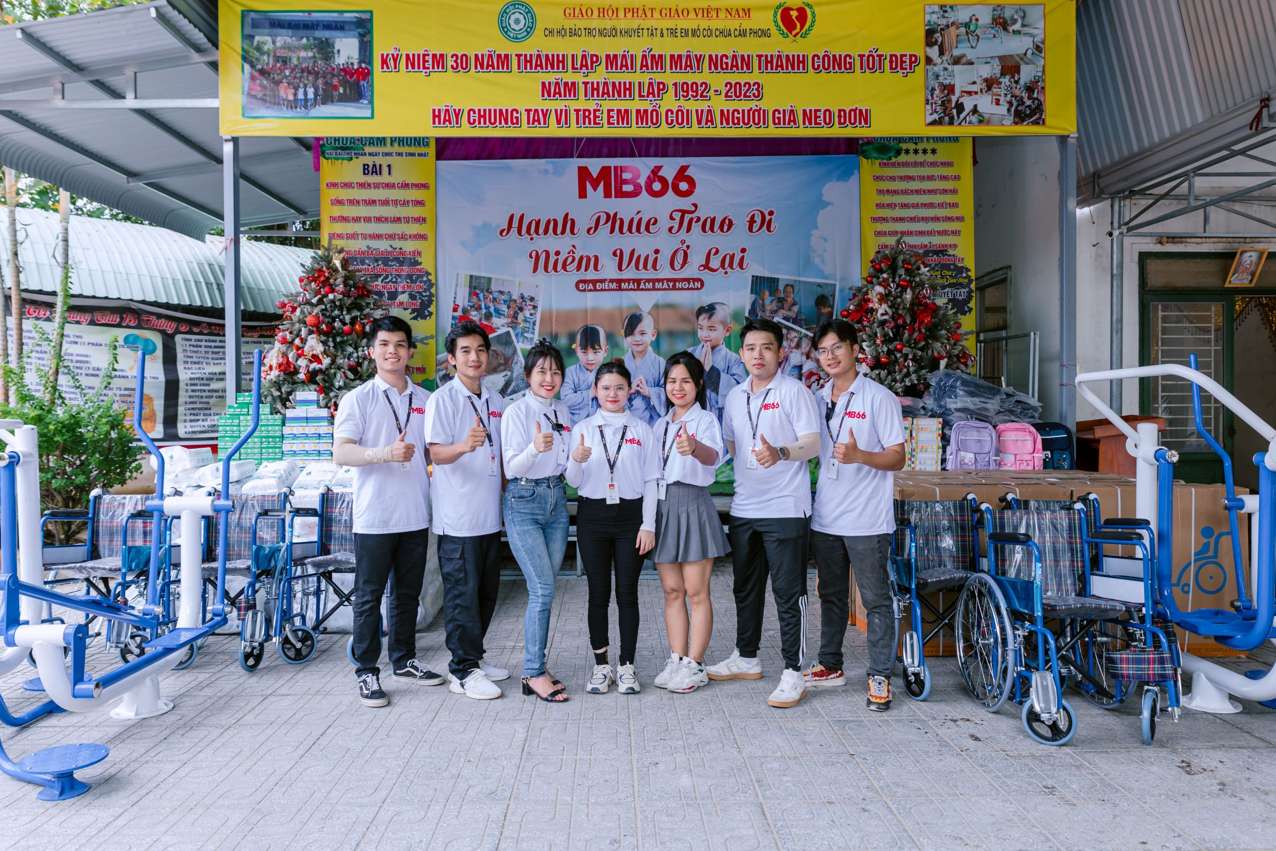 Nhiều phần quà được MB66 mang đến để trao tặng các em