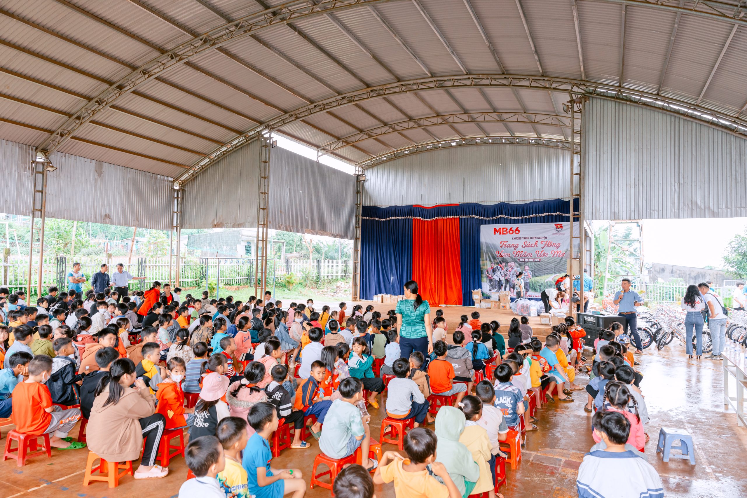 Những phần quà khích lệ, giúp cho quá trình học tập của các em nhỏ đỡ vất vả hơn