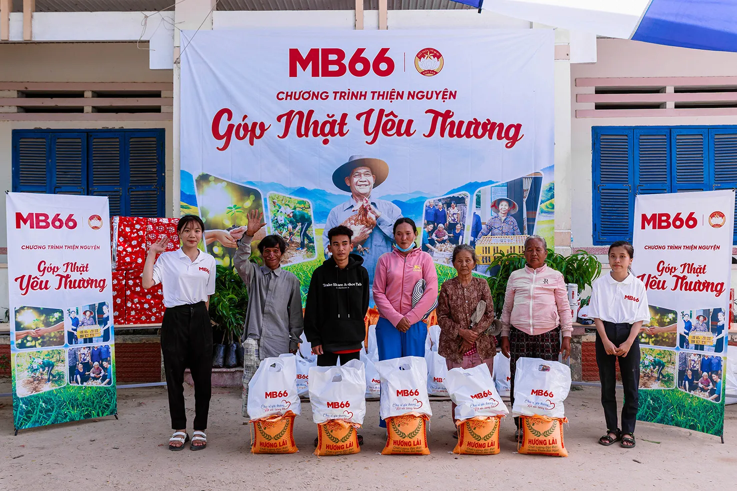 Nhiều phần quà đã được trao tận tay cho bà con