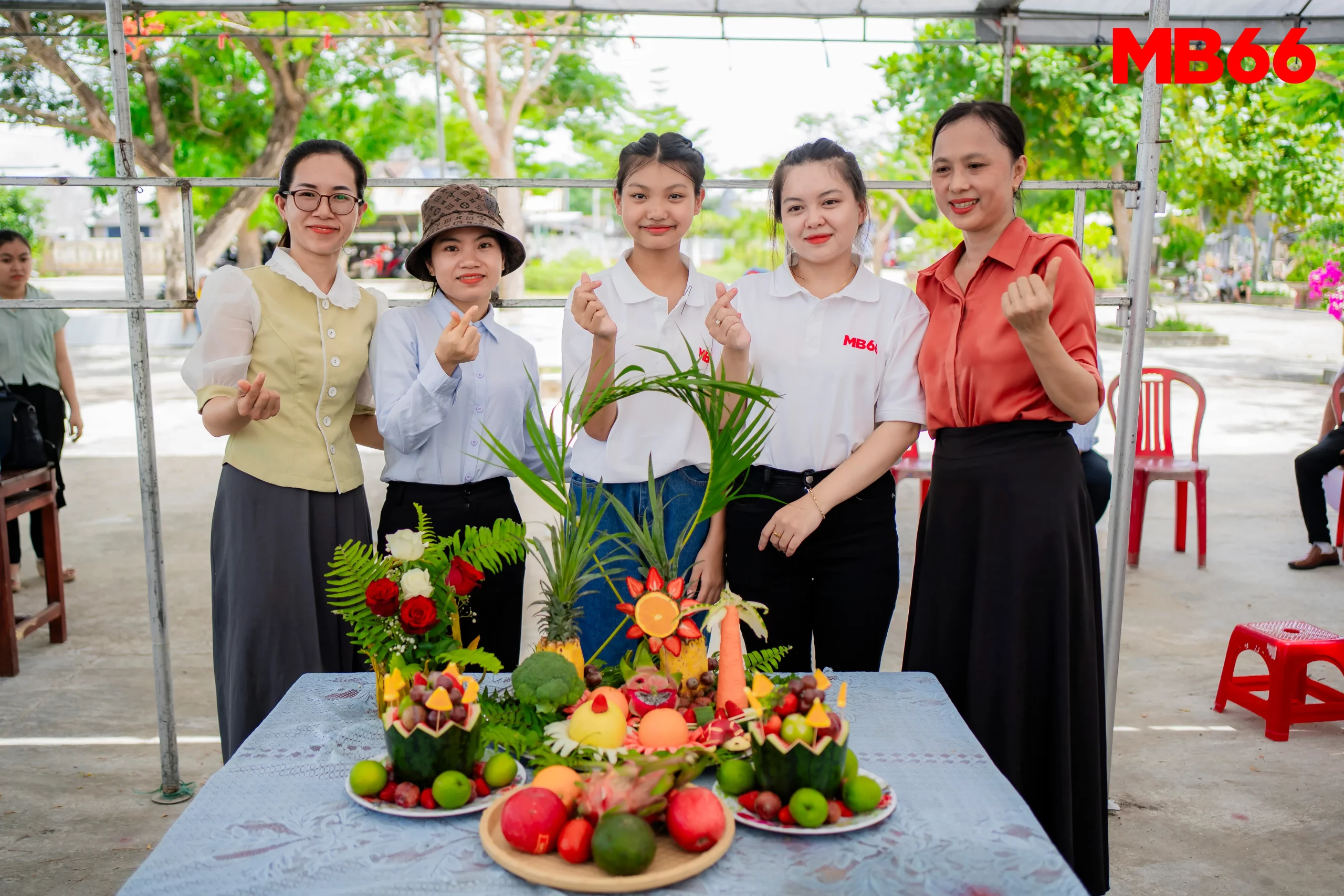 Hội thi trang trí trái cây diễn ra trong không khí sôi động