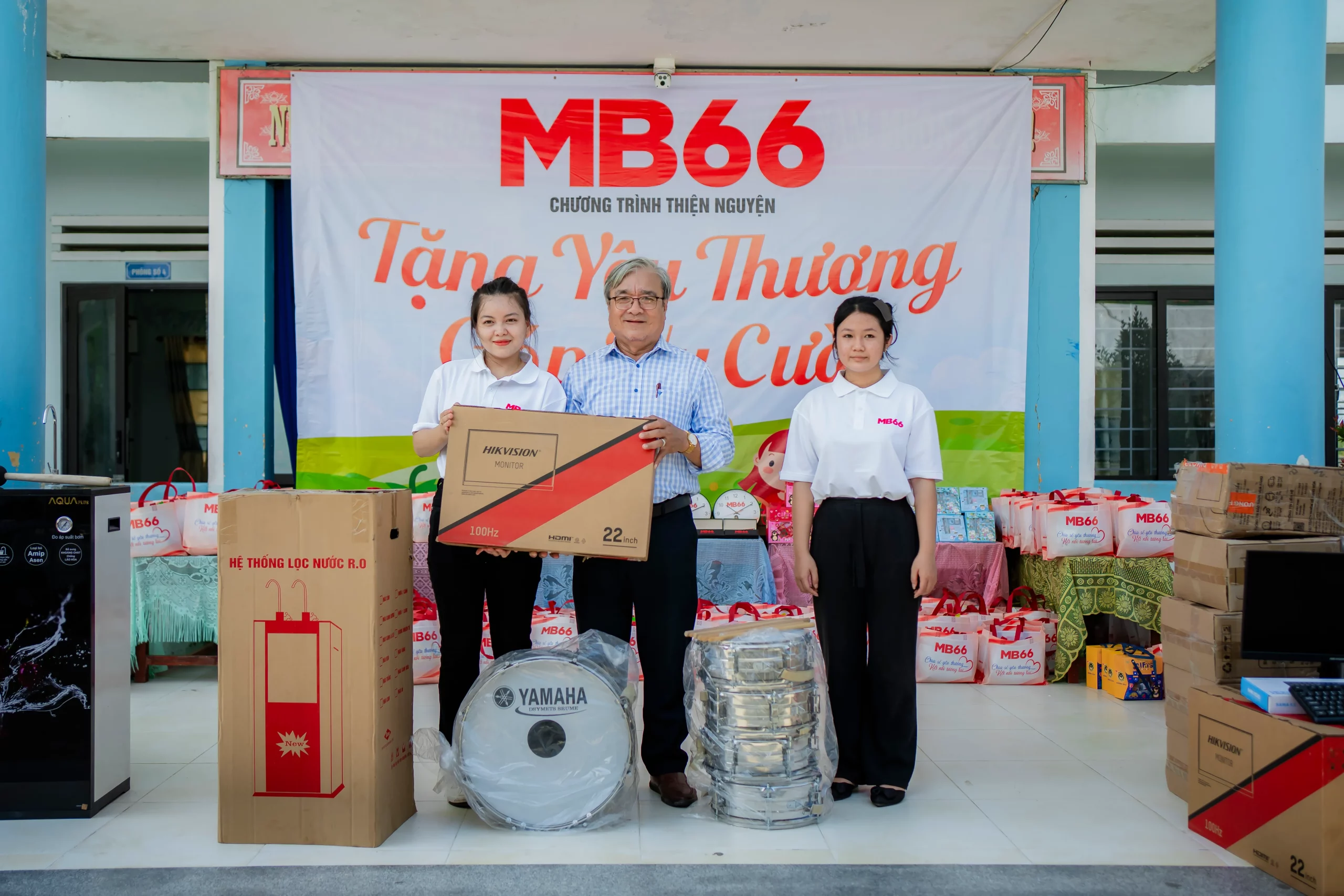 MB66 trao tặng thêm nhiều thiết bị học tập để nâng cao chất lượng giáo dục