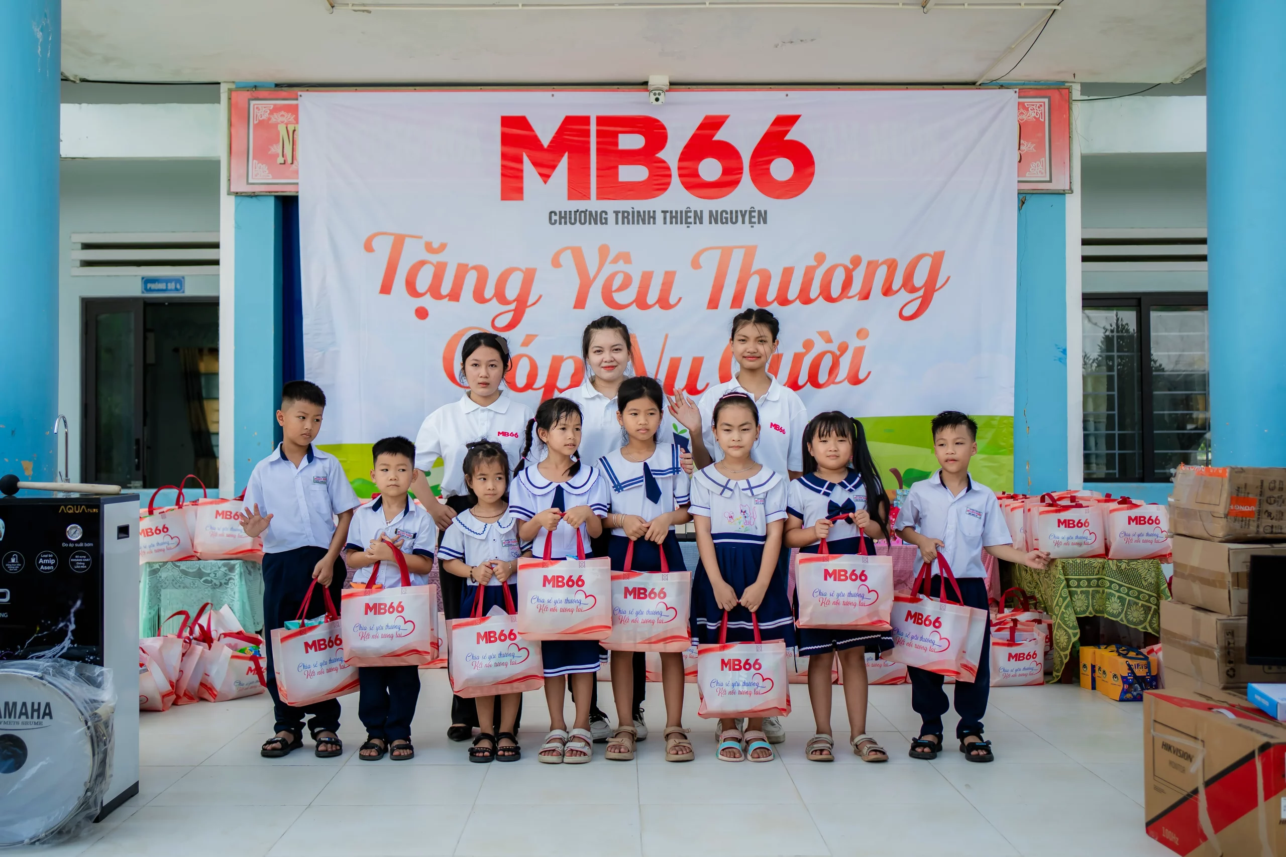 Nhiều phần quà được trao tặng cho các em học sinh