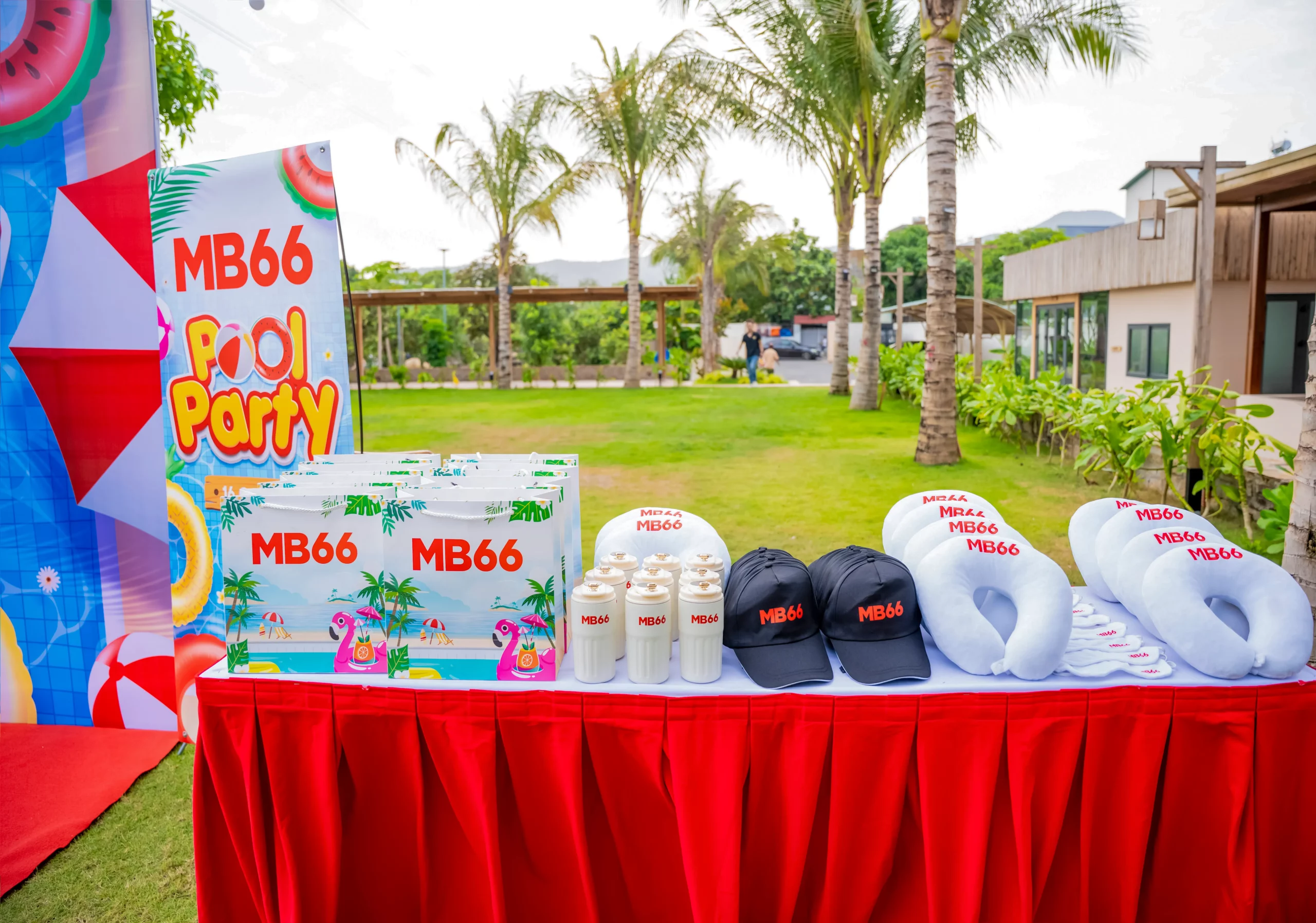 Nhiều phần quà hấp dẫn được mang đến trao tận tay khách mời