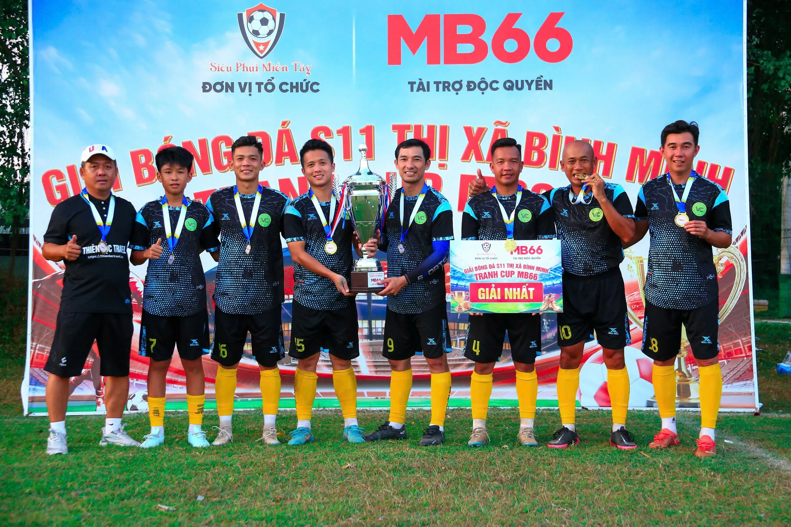 Cup MB66 và giải thưởng trao cho đội chiến thắng