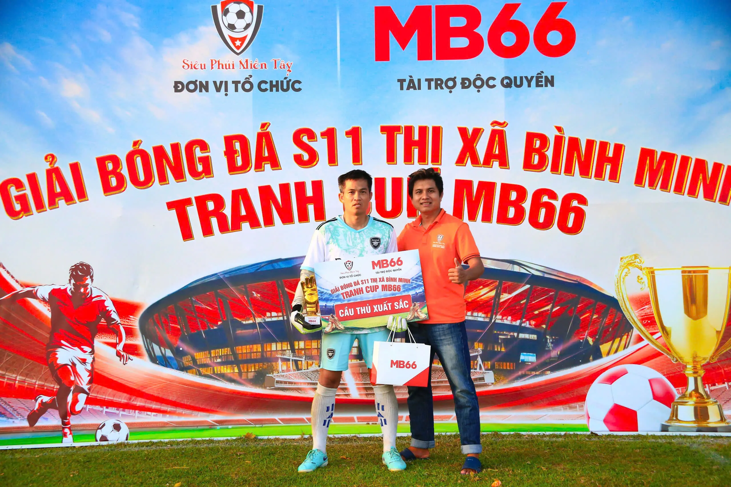 Nhiều giải thưởng đã được trao tận tay những cầu thủ xuất sắc